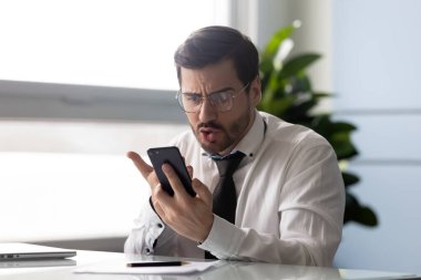 Telefon probleminden rahatsız olan sinirli bir menajer..