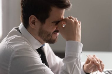 Genç yönetici göz yorgunluğu ya da kuru göz sendromu yaşıyor..