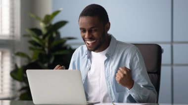 Mutlu Afro-Amerikan çalışanı terfi bildirimi aldı..