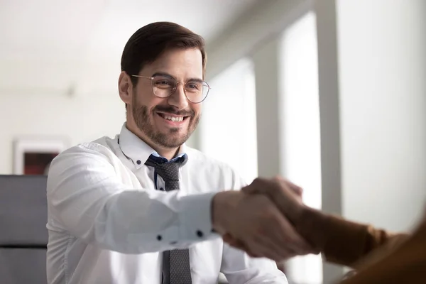 Testa colpo sorridente uomo d'affari stringendo la mano con il partner . — Foto Stock