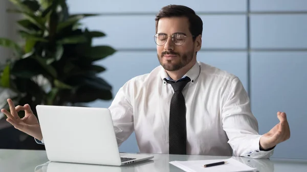 Medveten lugn tusenårig affärsman meditera på arbetsplatsen. — Stockfoto