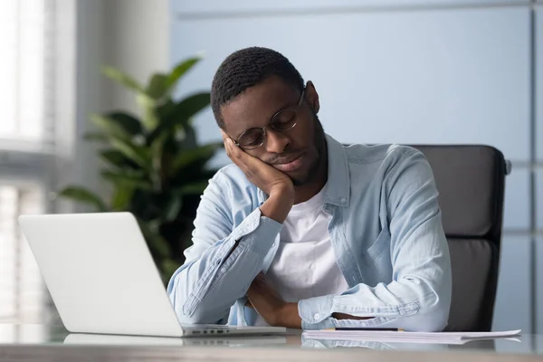 Exhausted young african american employee sleeping at workplace. — Stock Photo, Image