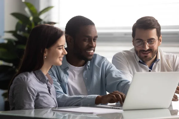 Smiling african american team leader working on computer with colleagues. — Stock Photo, Image
