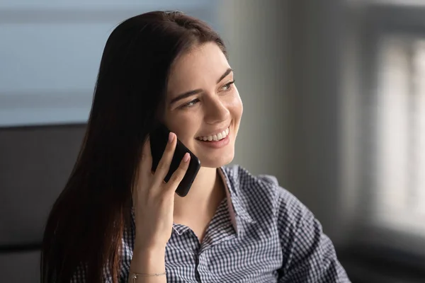 Cabeça tiro fechar até jovem feliz mulher segurando chamada com parceiros . — Fotografia de Stock