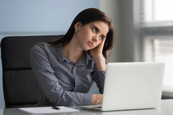 Uttråkad tusenårig kvinnlig arbetstagare anställd chef känsla brist på motivation. — Stockfoto