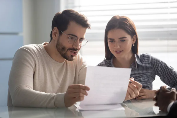 Ehepaar liest Vertragsbedingungen genau durch. — Stockfoto