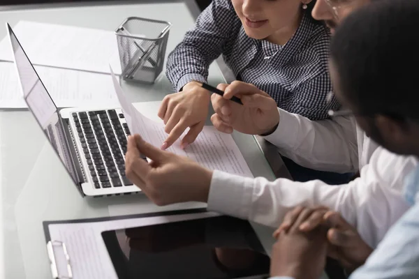 Gemengde race jonge collega 's werknemers bespreken projectverslag. — Stockfoto