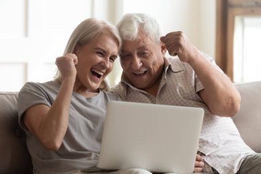 Yaşlı çift piyango zaferini kutlarken sevinçle çığlık atıyor.