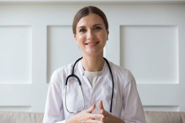 Hasta ile konuşan kadın doktor internet üzerinden uzaktan yardım sağlıyor