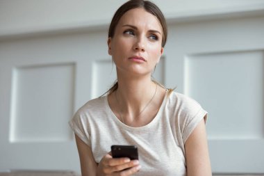 Erkek arkadaşından telefon bekleyen üzgün kadın kıskançlık hissediyor.
