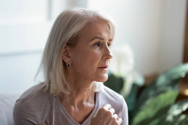 Nahaufnahme Bild ernst nachdenklich traurig gealterte Frau — Stockfoto