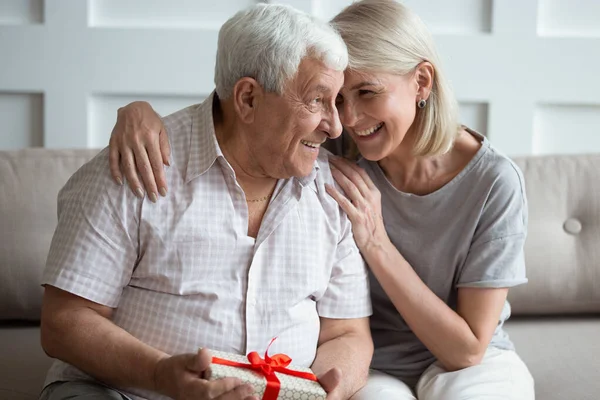 Hija adulta felicita a papá viejo con Día de los Padres — Foto de Stock