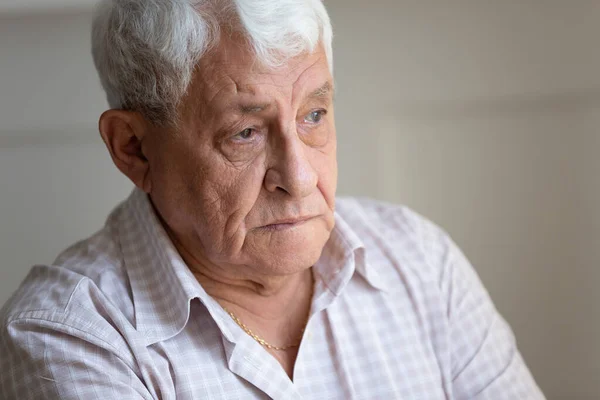 Hombre mayor se siente triste y solo retrato de cerca — Foto de Stock