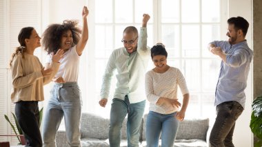 Ev partisinde dans eden, eğlenen farklı arkadaşlar.