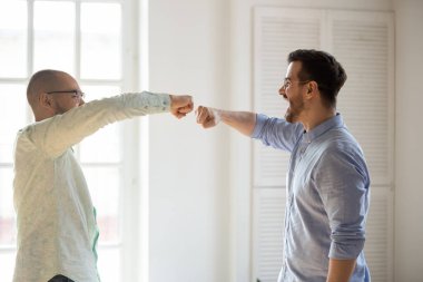 Çeşitli arkadaşlar yumruk tokuşturuyor, başarıyı kutluyor, buluşmada selamlıyor.