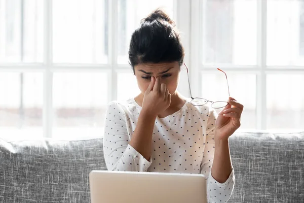 Mujer india cansada masajeando el puente nasal, sintiendo tensión ocular — Foto de Stock