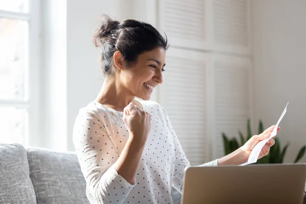 Happy Indian woman reading good news in letter, notification — Stock Photo, Image