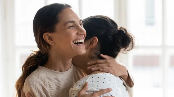 Opgewonden diverse beste vrienden omarmen en lachen close-up — Stockfoto