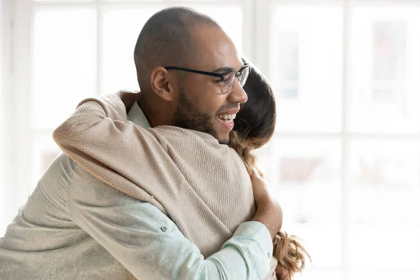 Uomo afroamericano sorridente che abbraccia la donna da vicino, vera amicizia — Foto Stock