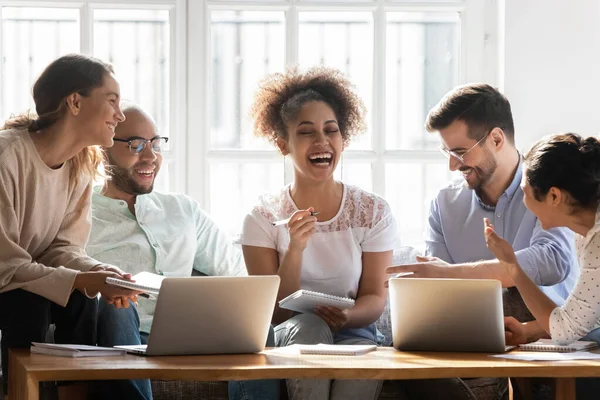 Gelukkige divers studenten hebben plezier, lachen om grap, studeren samen — Stockfoto