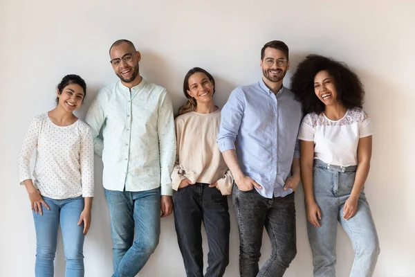 Retrato de jovens sorrindo diversas pessoas em pé em fileira — Fotografia de Stock