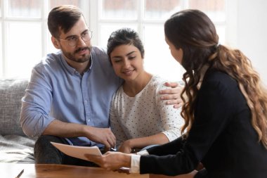Emlakçı ya da finansal danışman çeşitli çiftlere anlaşma konusunda danışmanlık yapıyor