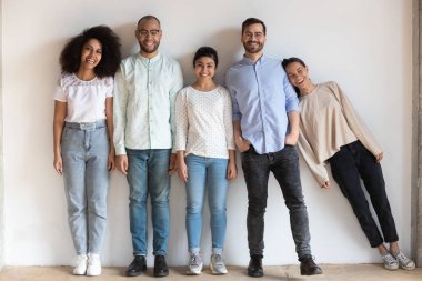 Mutlu insanlar, eğleniyorlar, resim için poz veriyorlar.