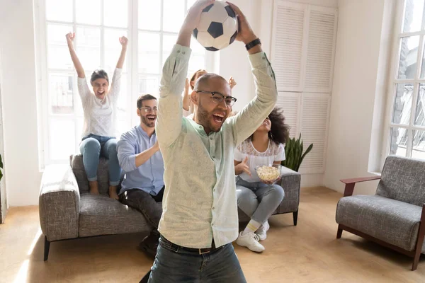 Opgewonden Afro-Amerikaanse man viert favoriete voetbal team doel — Stockfoto