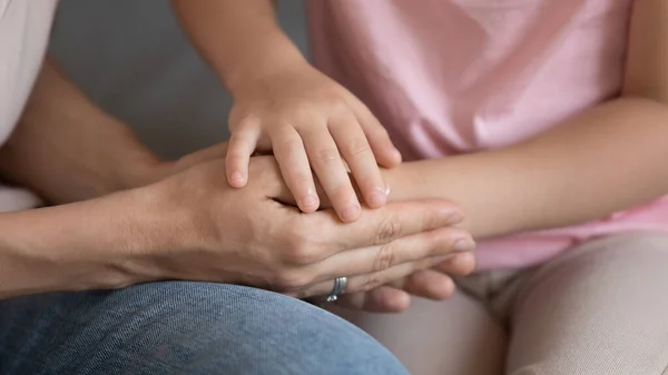 Menutup penuh kasih ibu memegang tangan anak, mendukung dan menghibur — Stok Foto