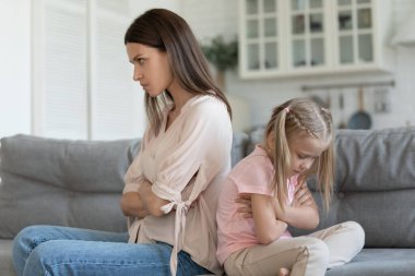 Mutsuz anne ve inatçı kız kavga ettikten sonra birbirlerini görmezden geliyorlar.