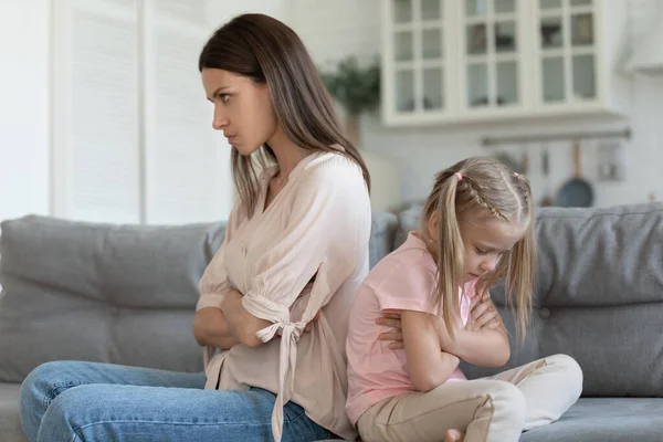 Ongelukkige moeder en koppige dochter negeren elkaar na ruzie — Stockfoto