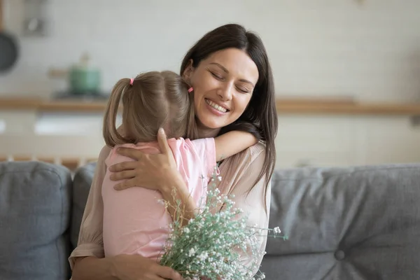 Glad leende mor omfamna liten dotter, tacka för gåva — Stockfoto