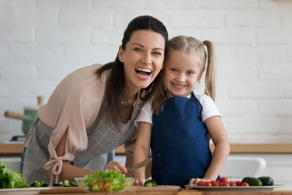 Testa ritratto eccitato madre e figlioletta in cucina — Foto Stock