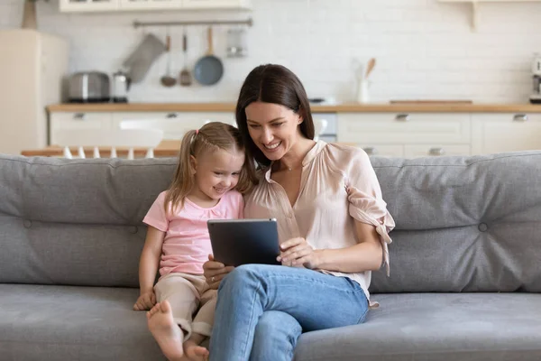 Madre e hija feliz usando tableta de computadora, haciendo videollamada — Foto de Stock