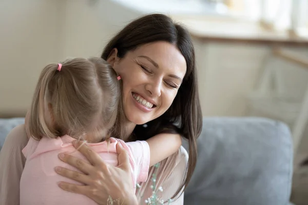 Usmívající se matka objímání, děkování dceruška za kytice zblízka — Stock fotografie