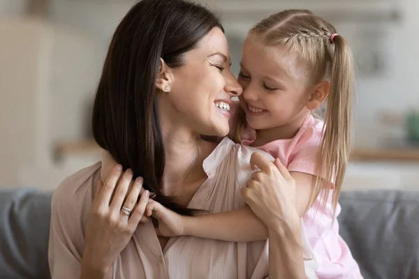 Lycklig kärleksfull mor och liten dotter vidrör näsor närbild — Stockfoto