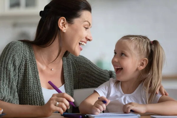 Mãe feliz e filhinha se divertindo, desenhando canetas de feltro — Fotografia de Stock