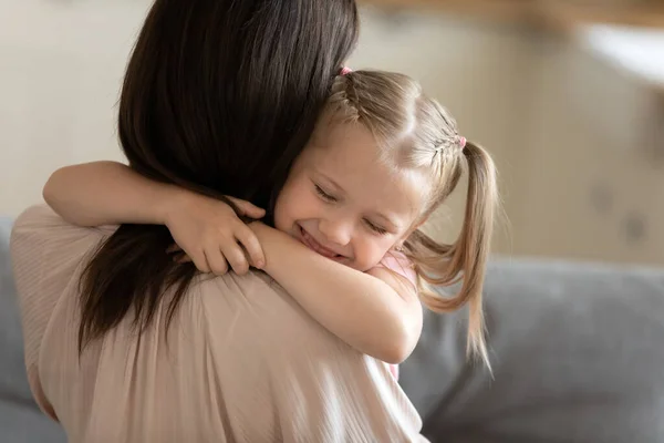 Söt liten dotter omfamna mor närbild, uttrycker kärlek — Stockfoto