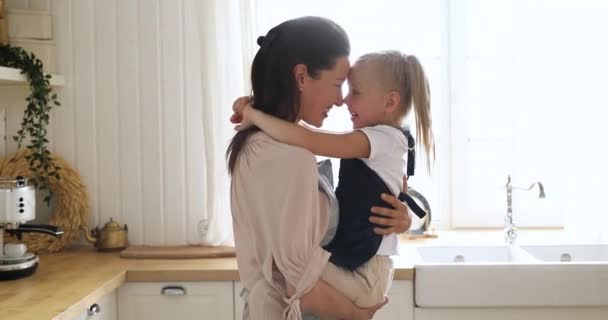 Šťastná milující mladá matka drží roztomilé dítě dcera objímající sblížení — Stock video