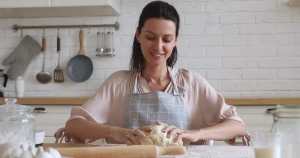 Gelukkig jong vrouw bereiden deeg bakken deeg thuis — Stockvideo