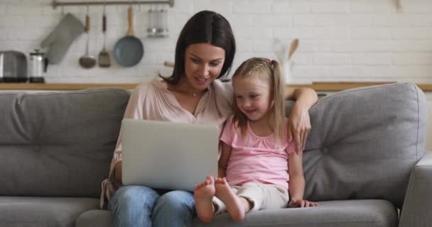 Gelukkig mam onderwijs kind dochter leren met behulp van laptop thuis — Stockvideo