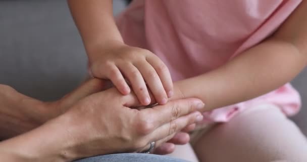 Felnőtt anya és gyermek lánya fogja egymás kezét, közelről — Stock videók