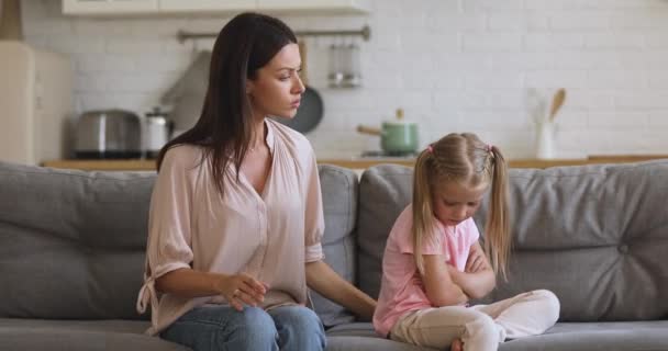 Naštvaná mladá matka pokáral křičí na tvrdohlavý úzkostlivý dítě dcera — Stock video
