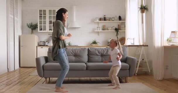 Divertido niño hija imitar mamá bailando juntos en cocina — Vídeo de stock