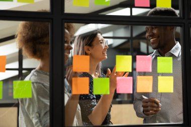 Çok ırklı iş adamları yeni proje planlarken eğleniyor