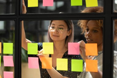 İş kadınları birlikte çalışarak sorunun çözümünü yapışkan notlar kullanarak arıyor