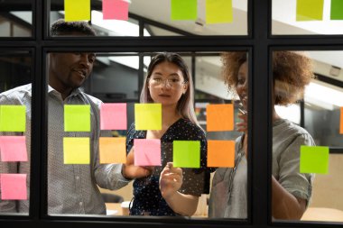 Yapışkan notlar üzerine yazan çeşitli meslektaşlar yeni proje planı