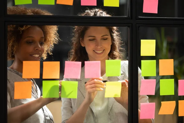 Mujeres colegas trabajan en el proyecto presentan ideas sobre notas adhesivas —  Fotos de Stock