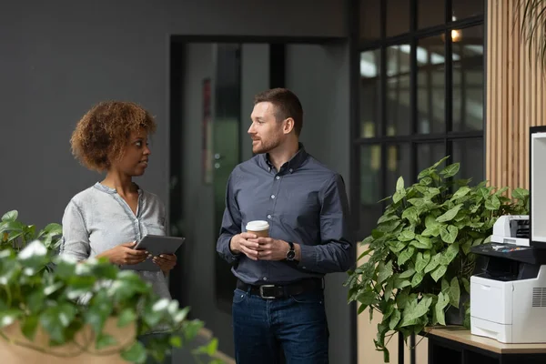 Multicultural businesspeople meet in office hallway walking and chatting — Stock Photo, Image