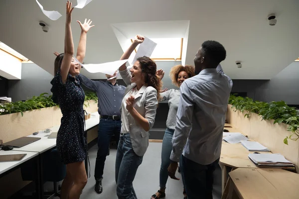Framgångsrika multietniska arbetare skriker av glädje firar fullbordandet av projektet — Stockfoto